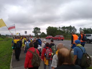 … a na końcu ścieżki przechodzimy na drugą stronę – przejście zabezpiecza policja